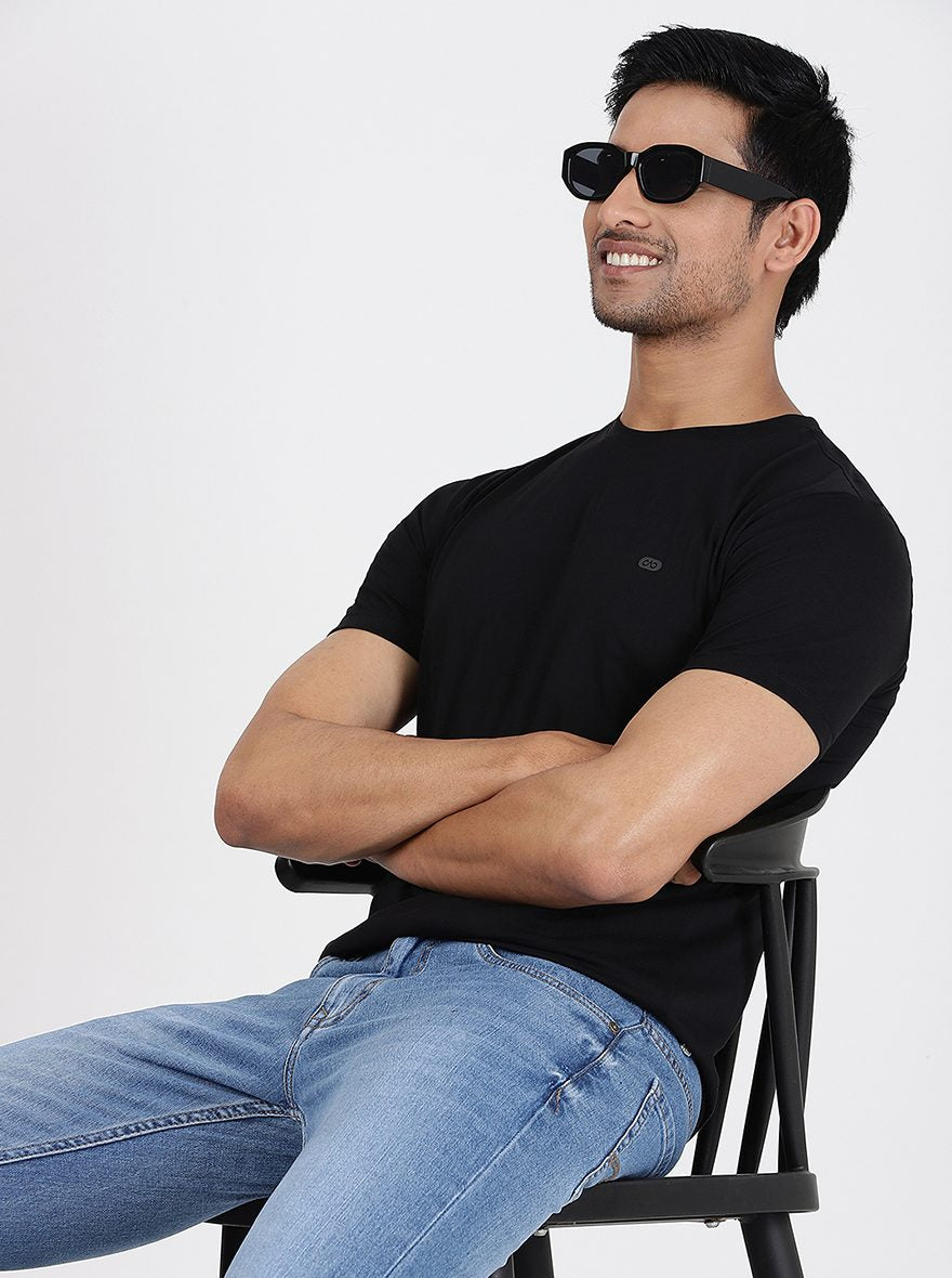 Black Solid Slim Fit T-Shirt | pehervi