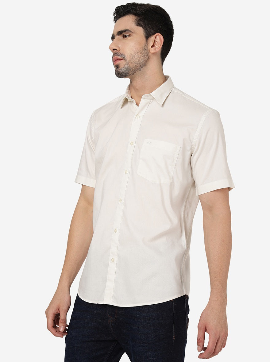 Off White Solid Slim Fit Semi Casual Shirt | Pehervi